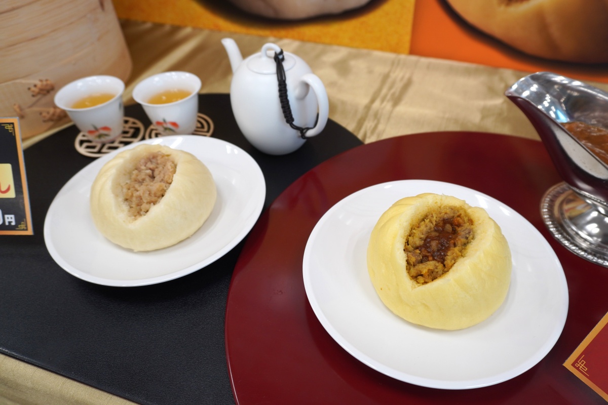 人気定番商品の「極旨 黒豚まん」（左）をベースに「極旨 黒豚まんカレー」（右）を開発