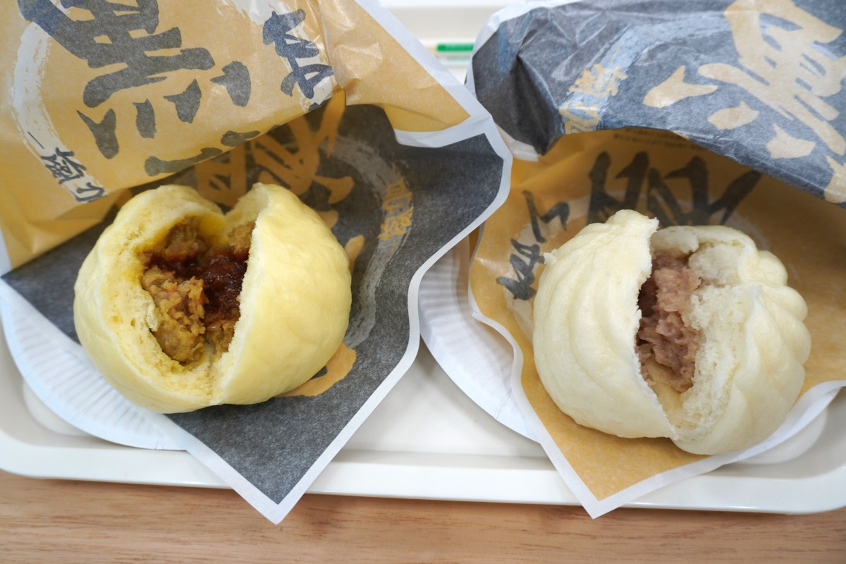 試食で「極旨 黒豚まんカレー」（左）と「極旨 黒豚まん」（右）を割ったところ