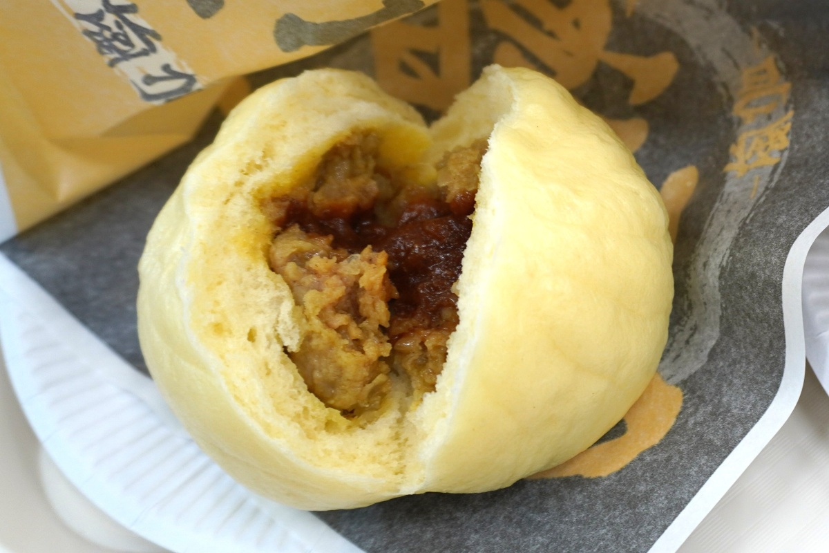 「極旨 黒豚まんカレー」の中心から本格カレーがトロッと