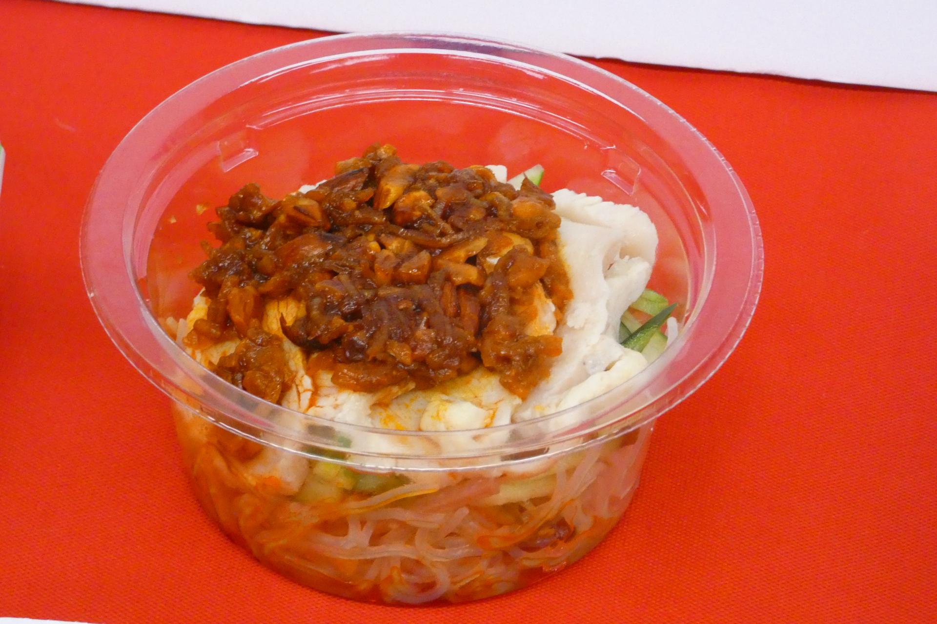 ピリ辛ラー油で食べるよだれ鶏サラダ