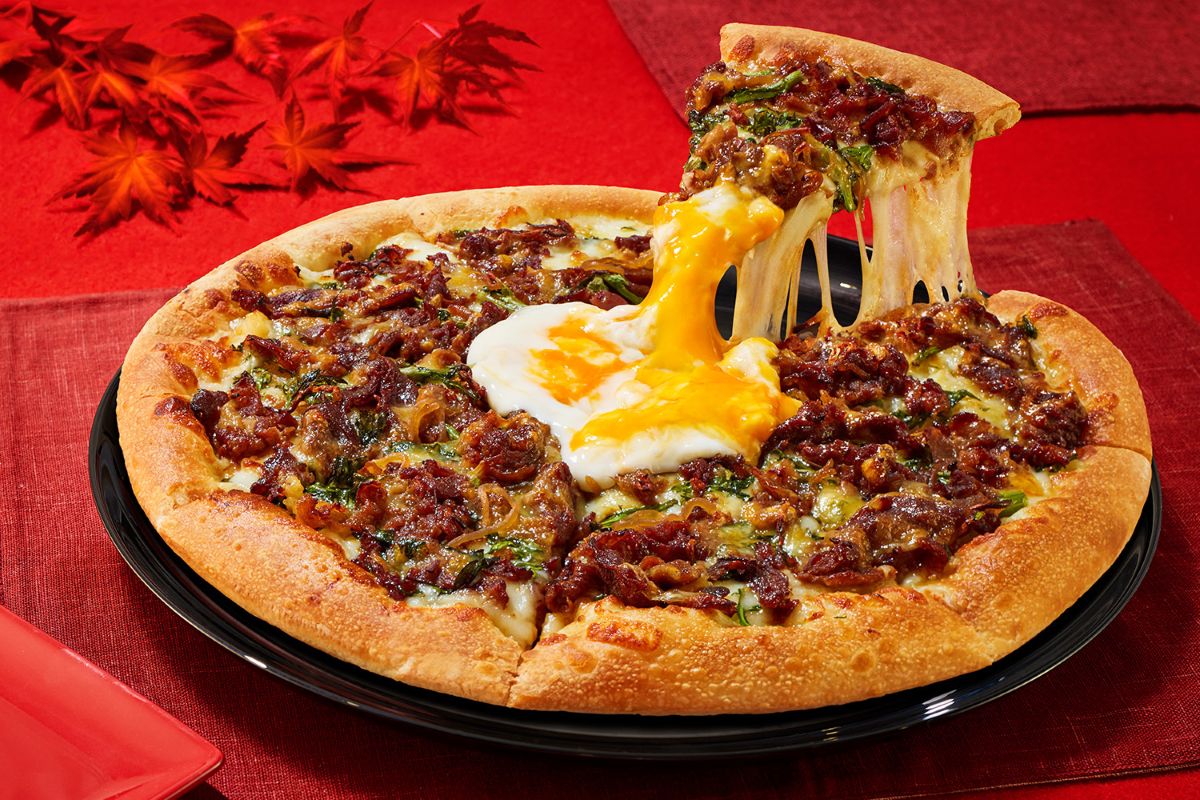 すき焼き月見ピザ