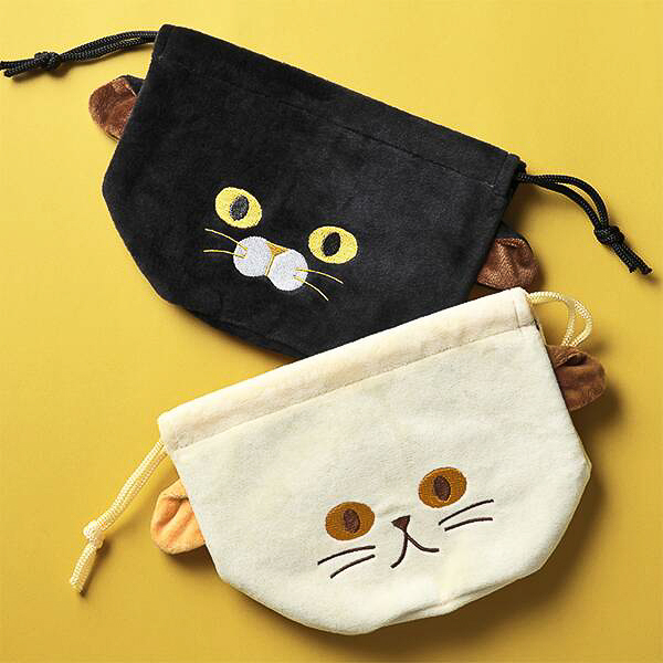 カルディ、ムスッとかわいい黒猫と三毛猫の「ねこちゃん巾着