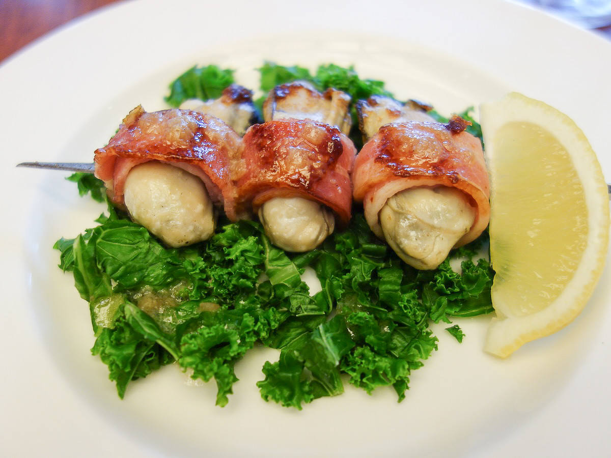 「牡蠣のベーコン巻きブロシェット」（2本 1848円/1本 968円）