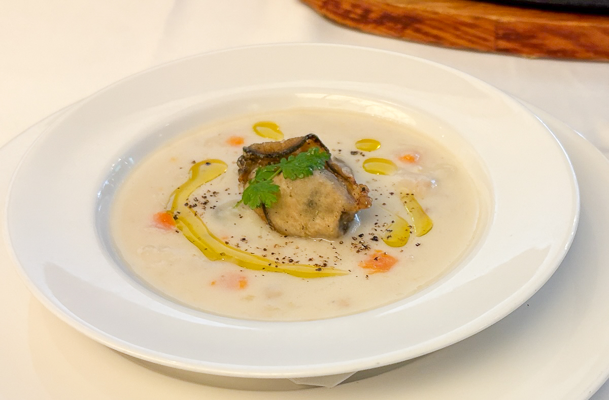 「牡蠣のクラムチャウダー」（858円）