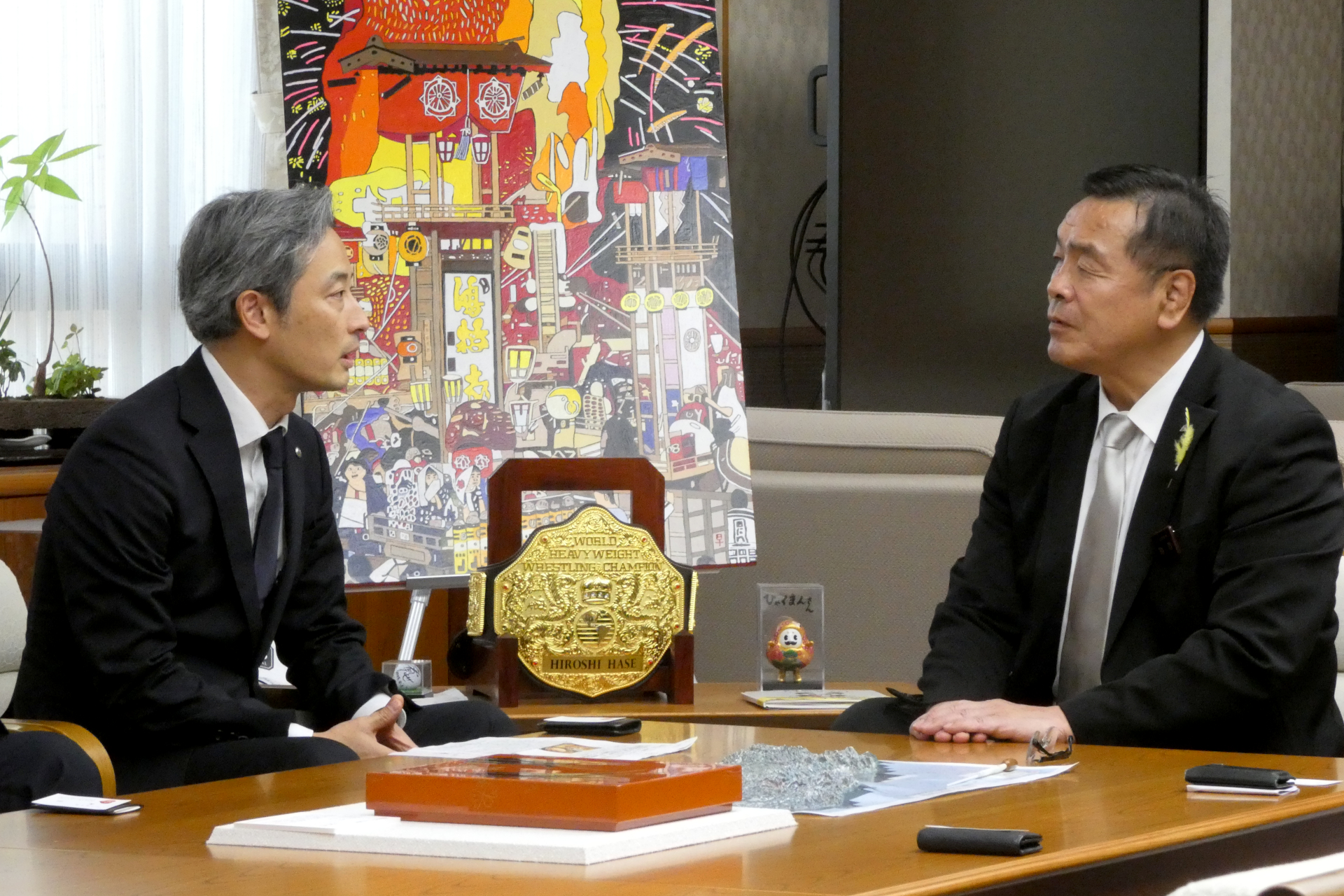 FOOD & LIFE COMPANIES 代表取締役社長 CEOの山本雅啓氏（左）と馳浩石川県知事（右）