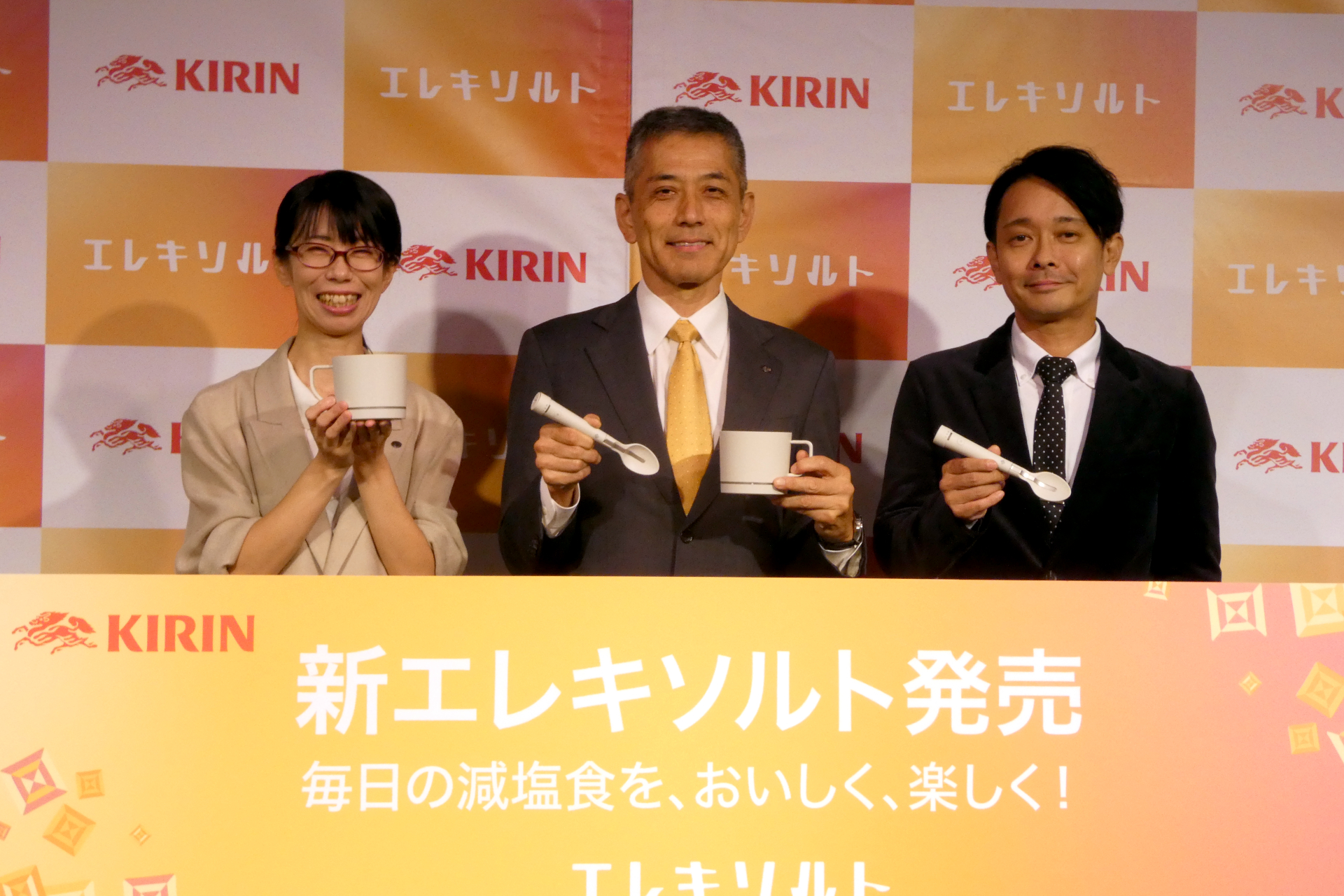 （左から）ヘルスサイエンス事業部 新規事業グループの佐藤愛氏、取締役常務執行役員 ヘルスサイエンス事業本部長の吉村透留氏、ヤーマン 開発本部 開発企画部の小島英明氏