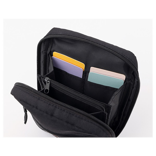 3層構造でガバッと開くため出し入れしやすく、内側にはICカードやクレジットカードが入る4つのポケットを備えている