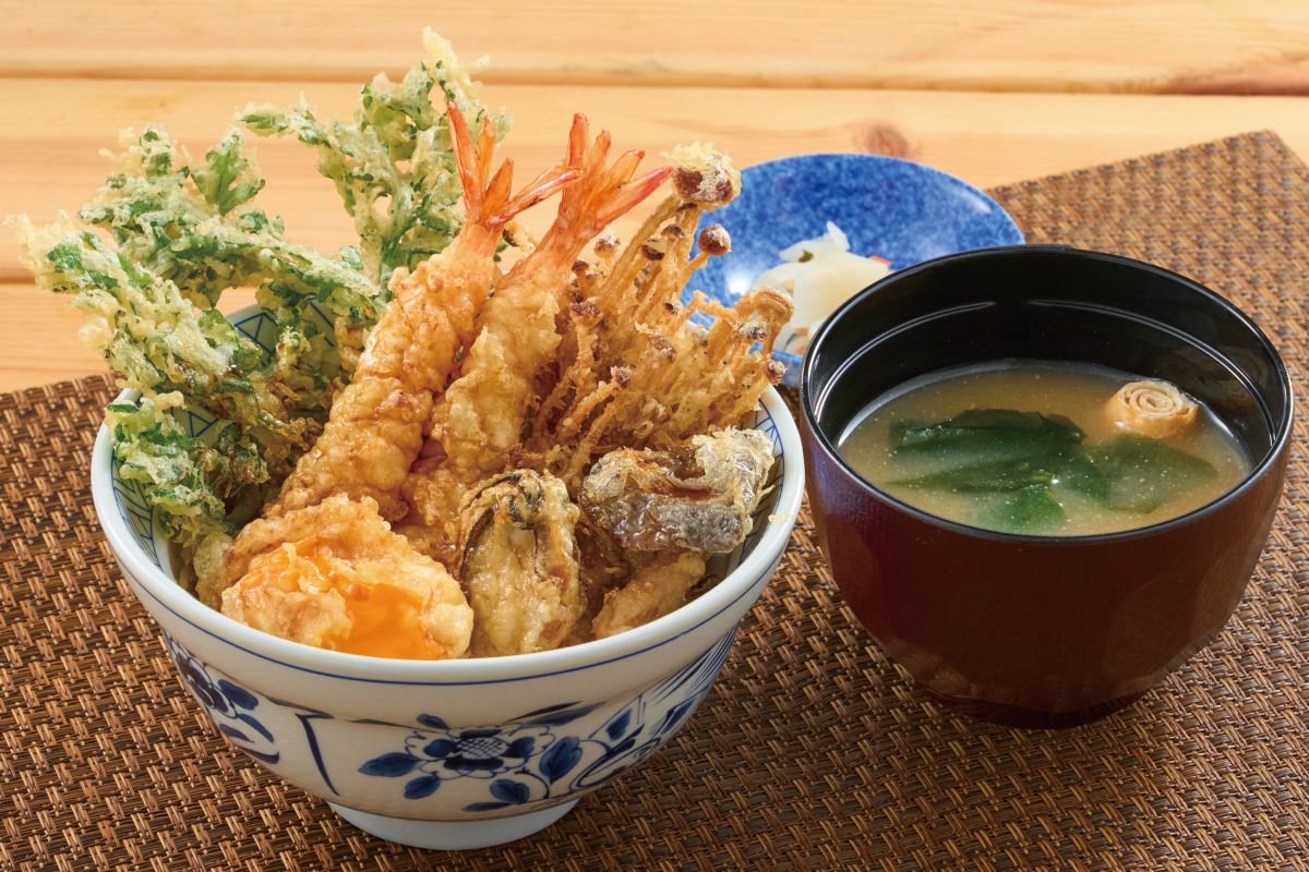 牡蠣と半熟卵の月見天丼（味噌汁・新香付き）