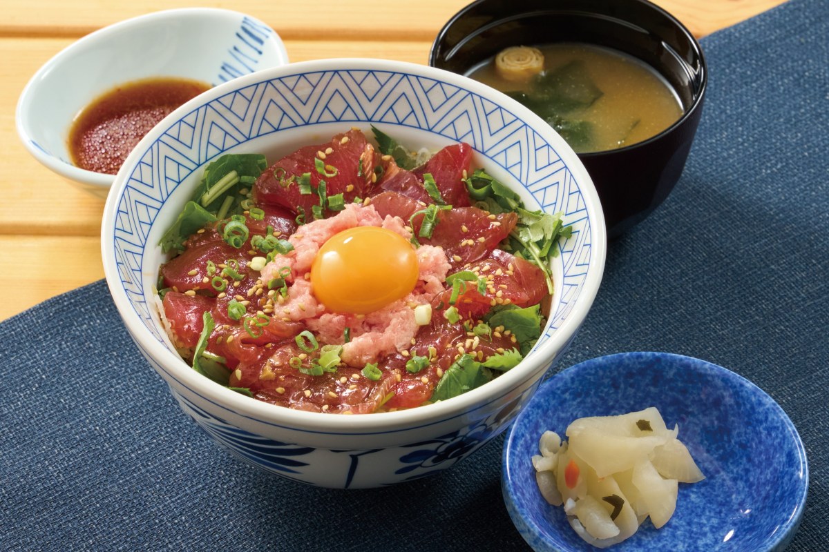 かつおとねぎとろの月見ユッケ丼（味噌汁・新香付き）