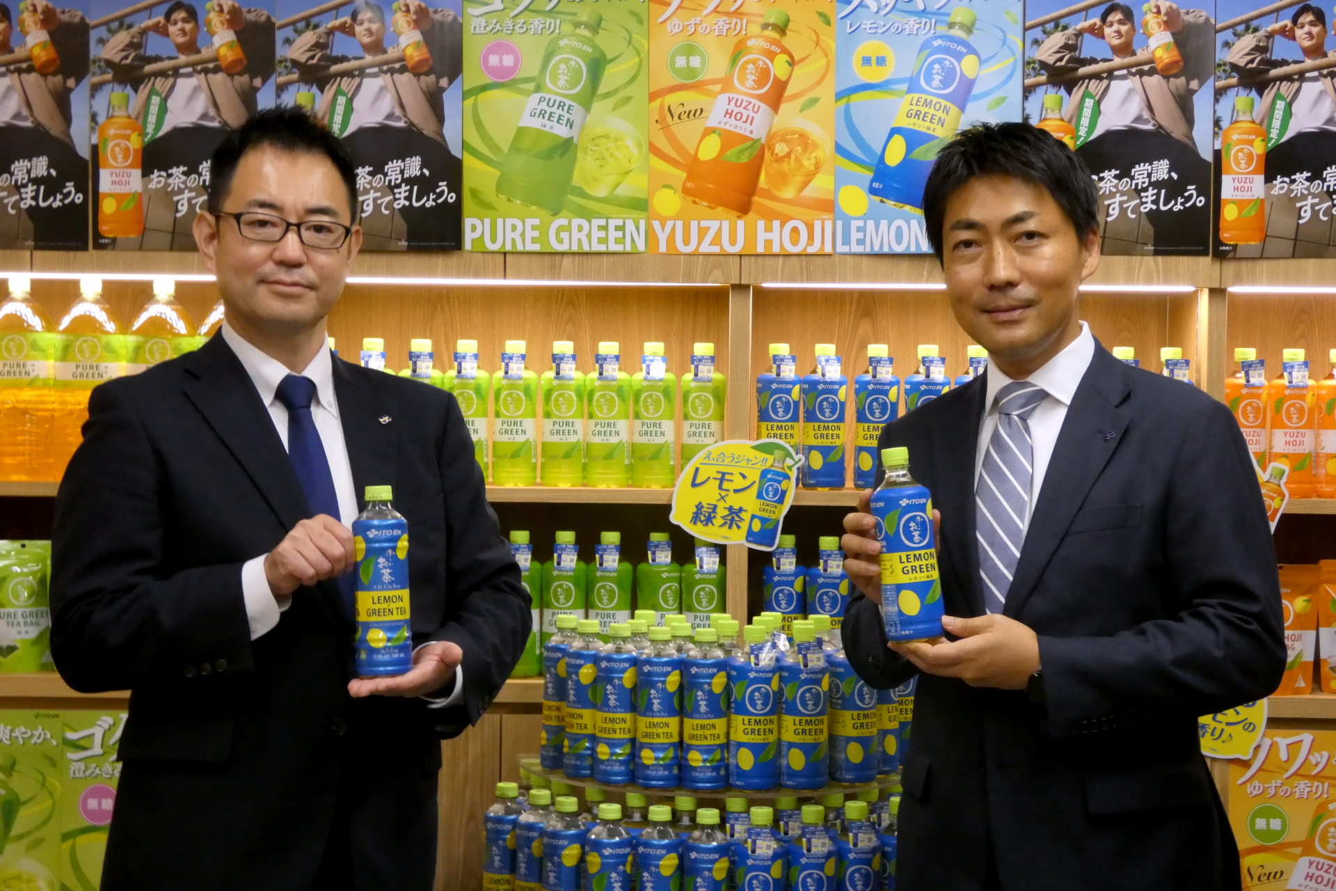 マーケティング本部 緑茶ブランドグループ ブランドマネジャーの吉田達也氏（右）と国際事業推進部の小城真氏（左）