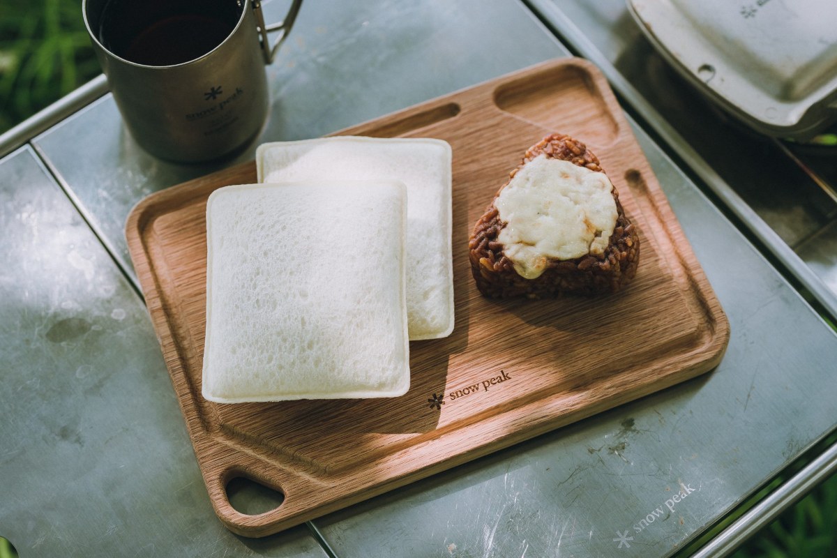 「スノーピーク監修 ランチパック ずっしりハムカツ＆ハニーマスタード」（左）と「スノーピーク監修 焼チーズカレーおにぎり（スモーク風味）」（右）