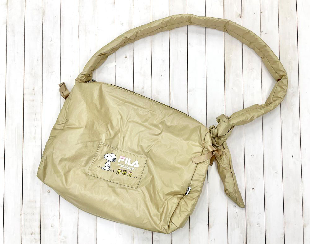 「サイドリボンショルダーバッグ ベージュ」（7,689円）はサイドのリボンを調整してカバンのフォルムを変更できる