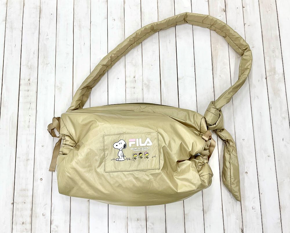 「サイドリボンショルダーバッグ ベージュ」（7,689円）はサイドのリボンを調整してカバンのフォルムを変更できる