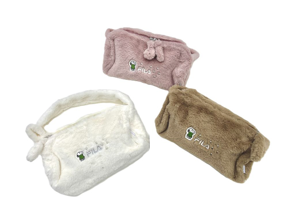 「フェイクファーショルダーバッグ」（各5,489円）と「フェイクファードラムバッグ」（各5,489円）