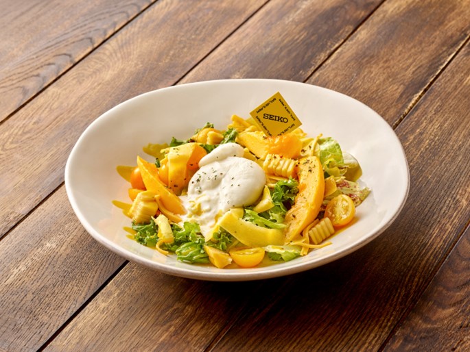 「ブッラータチーズがとろける彩野菜とフルーツのサラダ」