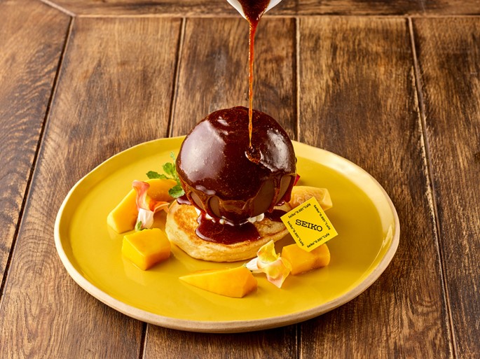 「濃厚ソースとフルーツが溢れるチョコドーム」