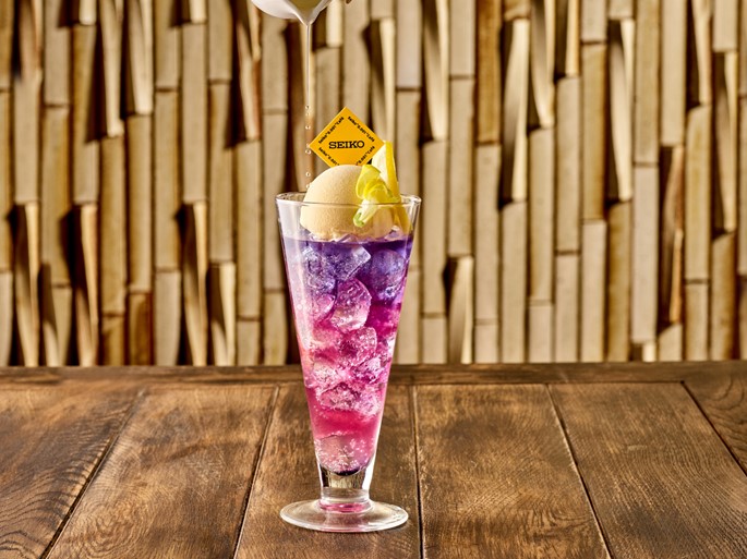 「色が広がる江戸紫のクリームソーダ」