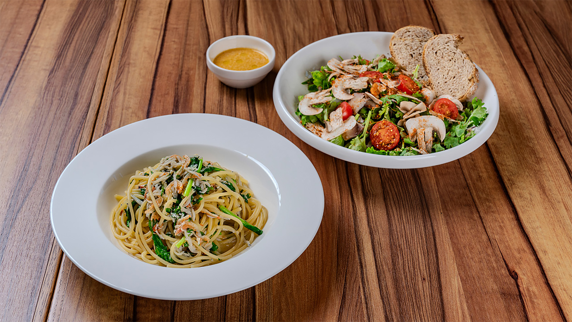 「桜海老としらすとルッコラのペペロンチーノ」「鯖スモークとパクチーのイタリアンサラダ」