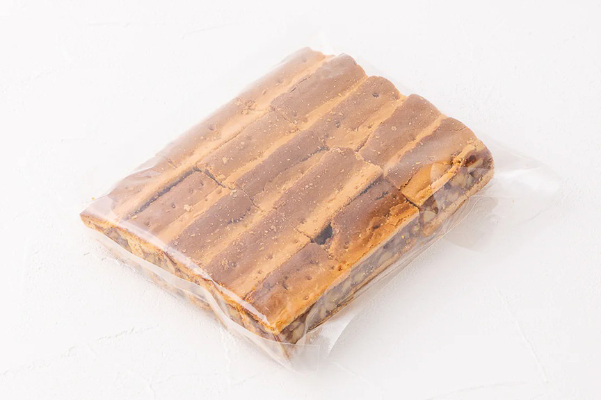 「クルミッ子」を製造する際にできる切れ端を袋詰めに