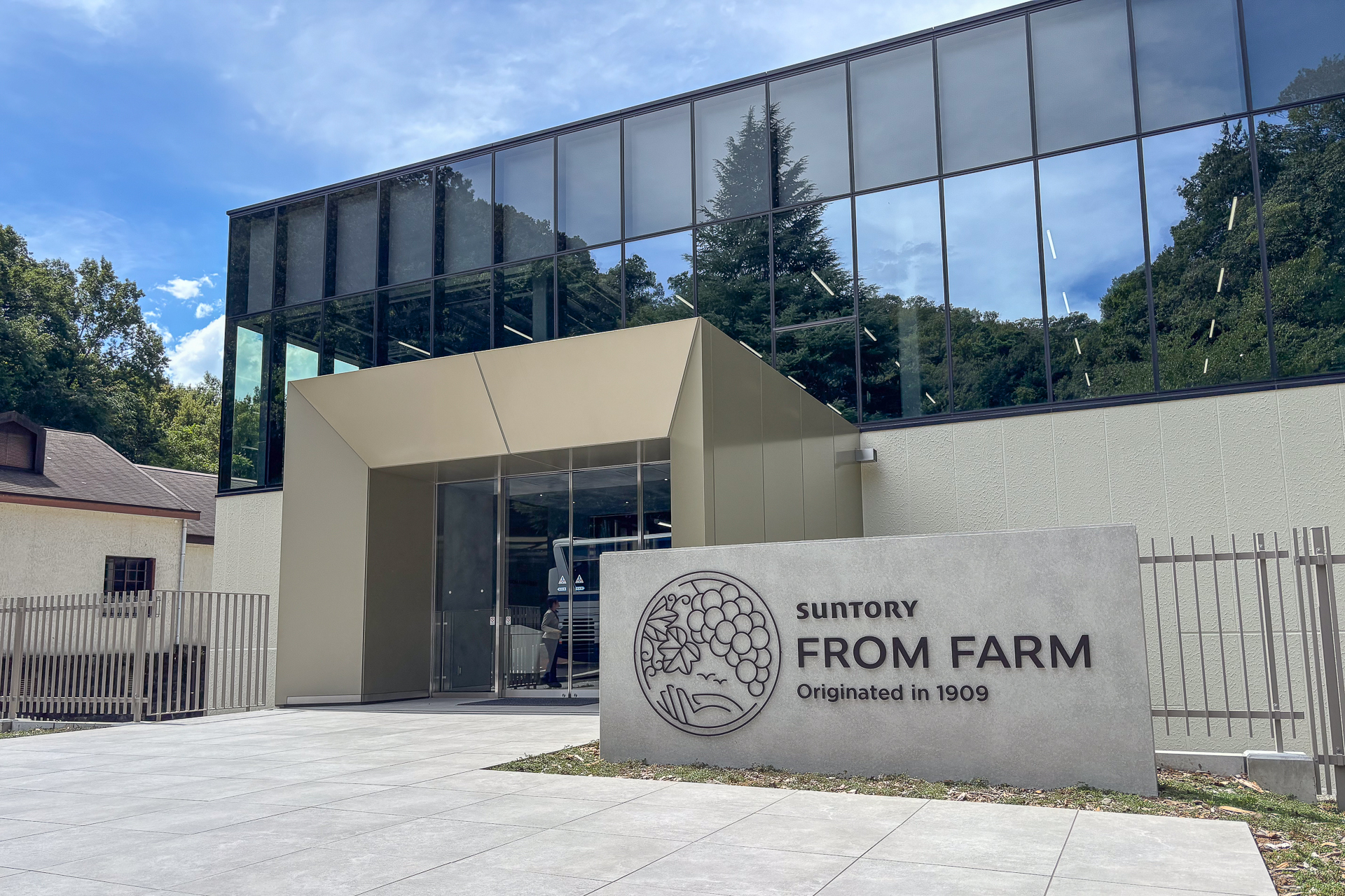 登美の丘ワイナリーで今夏竣工した「FROM FARM醸造棟」