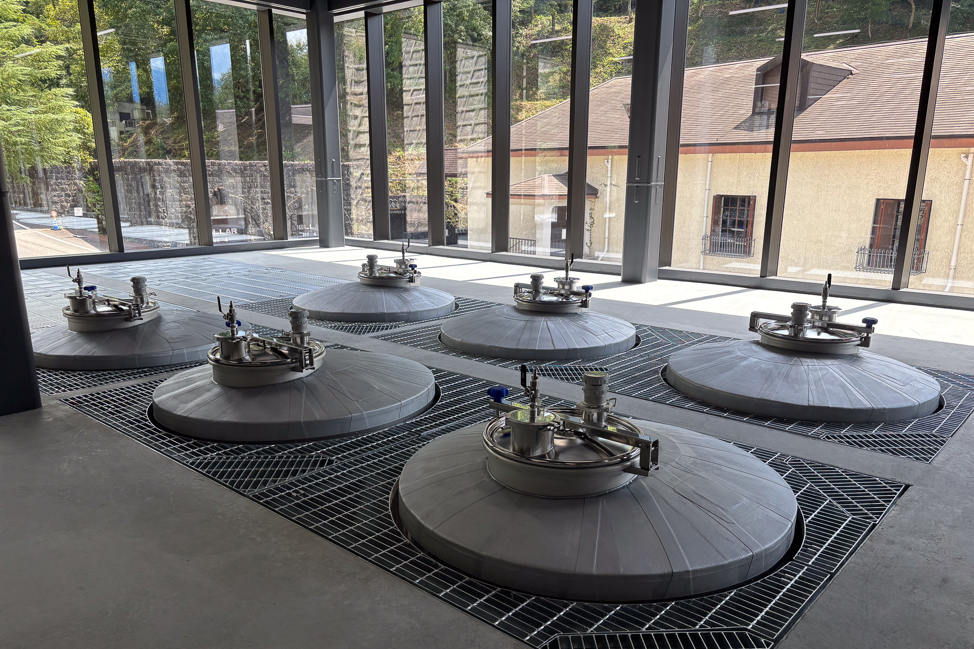 工程に合わせて自然の重力を利用してぶどうが移動していく「グラヴィティ フロー」の設計になっている。小容量サーマルタンクは26台で将来的に約40台まで増やせる