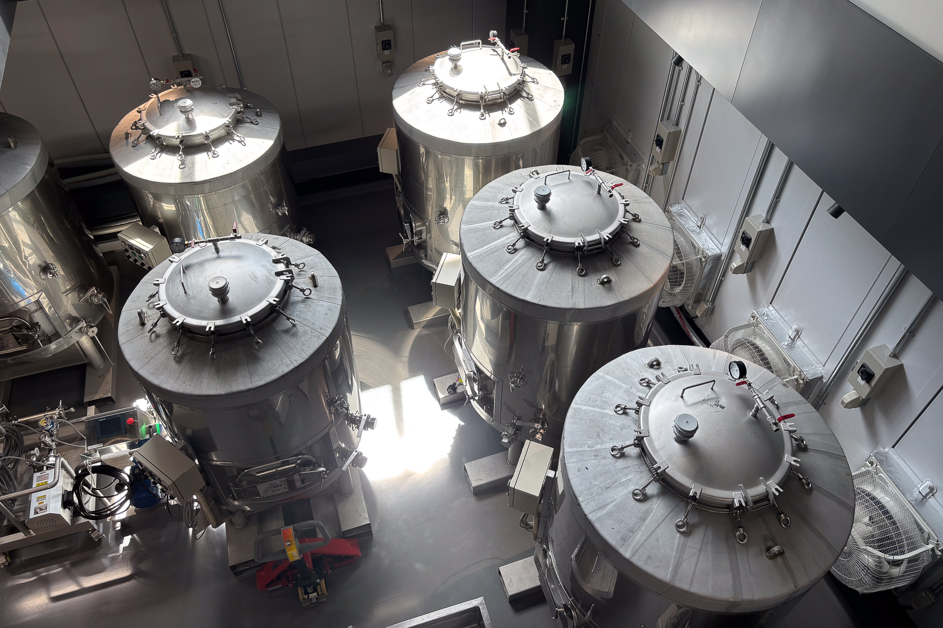 工程に合わせて自然の重力を利用してぶどうが移動していく「グラヴィティ フロー」の設計になっている。小容量サーマルタンクは26台で将来的に約40台まで増やせる