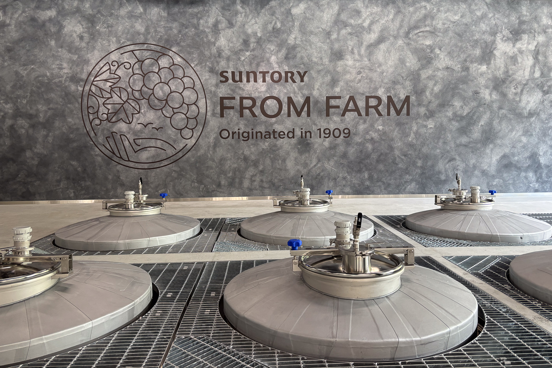 登美の丘ワイナリーで今夏竣工した「FROM FARM醸造棟」