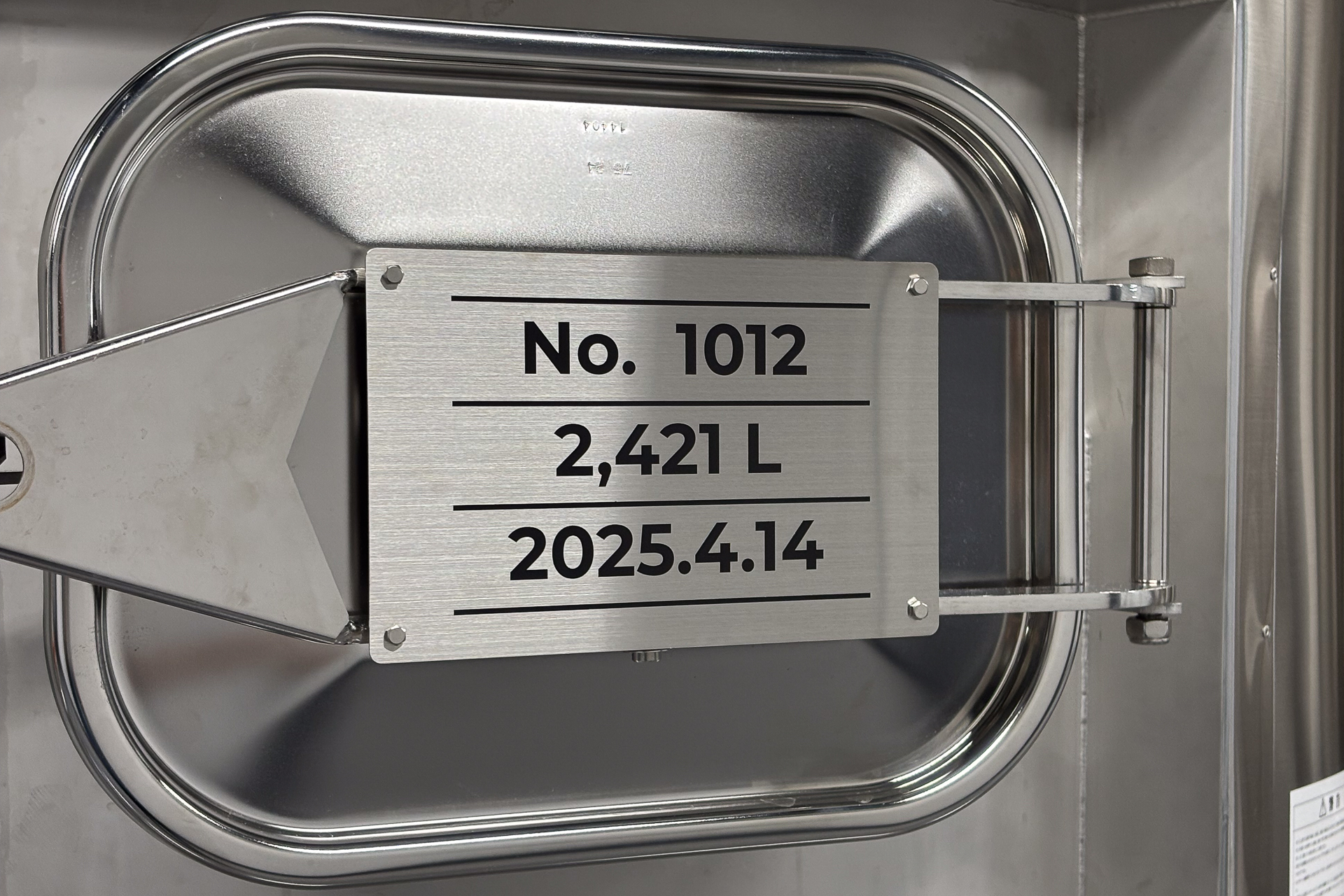 工程に合わせて自然の重力を利用してぶどうが移動していく「グラヴィティ フロー」の設計になっている。小容量サーマルタンクは26台で将来的に約40台まで増やせる