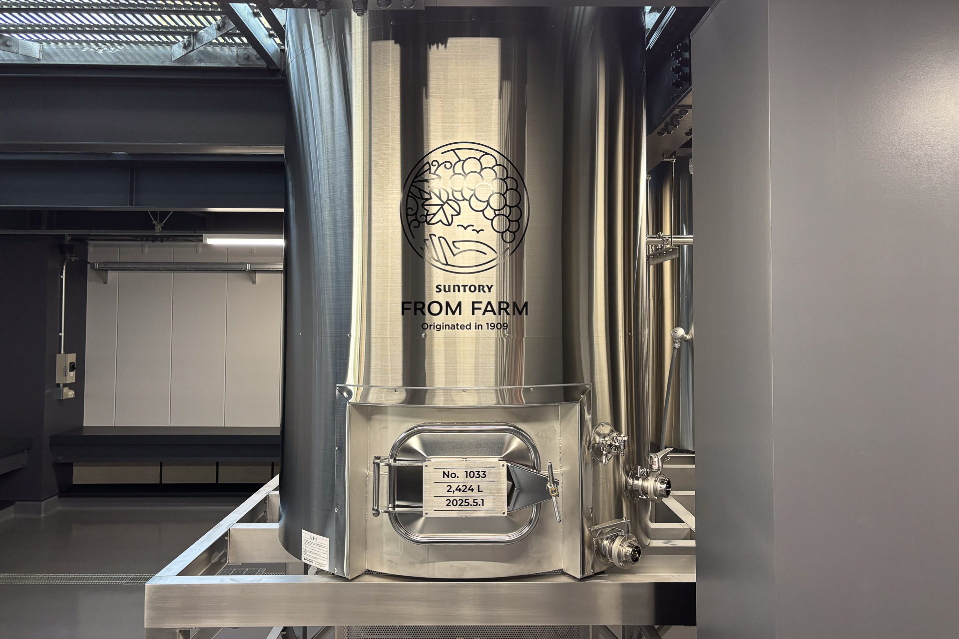 工程に合わせて自然の重力を利用してぶどうが移動していく「グラヴィティ フロー」の設計になっている。小容量サーマルタンクは26台で将来的に約40台まで増やせる