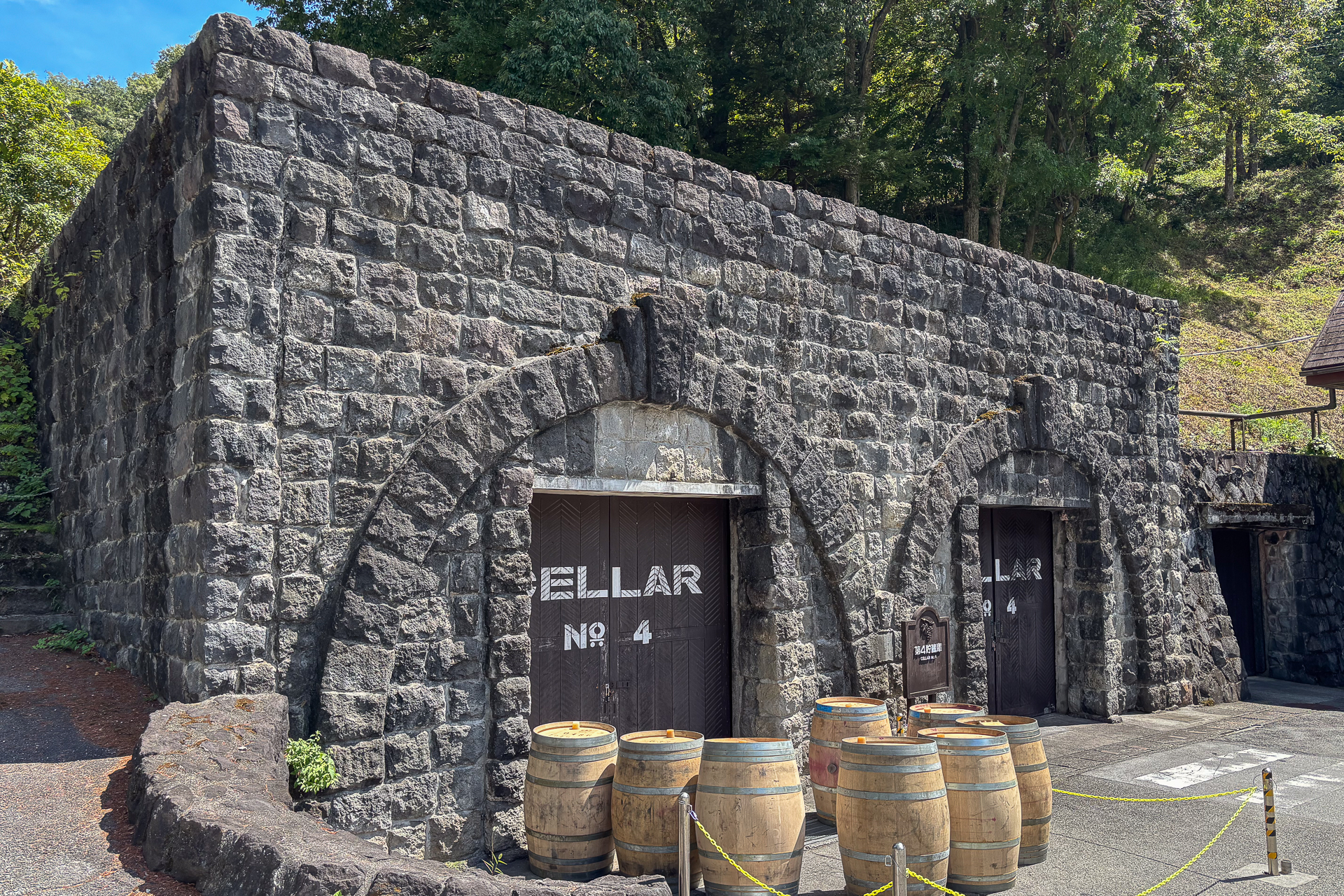 ワインはステンレスタンクでの熟成のほかに、昔ながらの樽熟成もある。熟成庫では樽で熟成を進める様子を見学できる