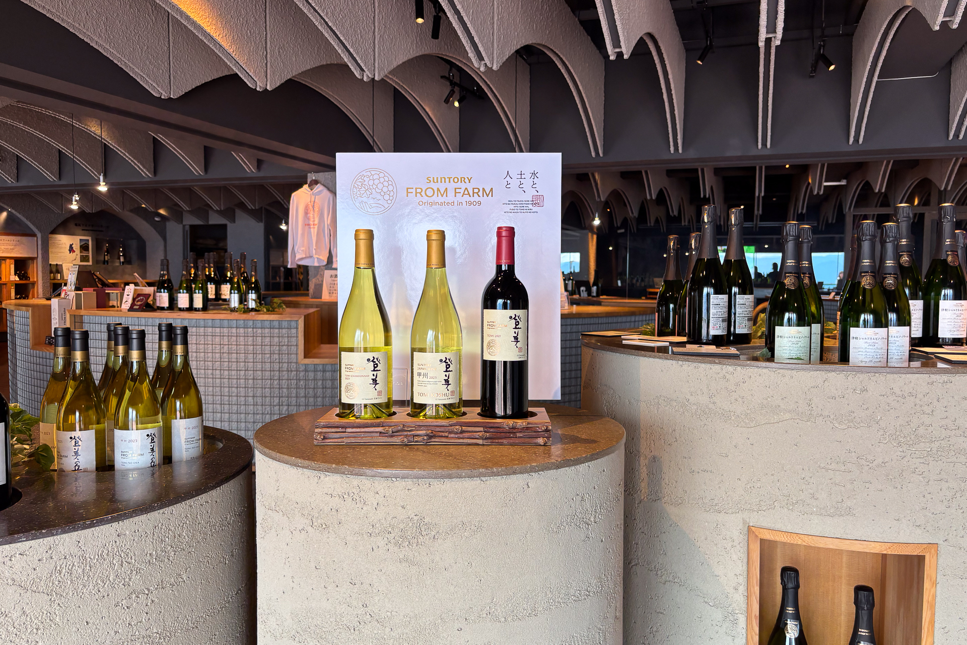 テイスティングでお気に入りのワインはショップで購入できる。配送にも対応しており、一定額以上の会計で配送料が無料になるサービスも