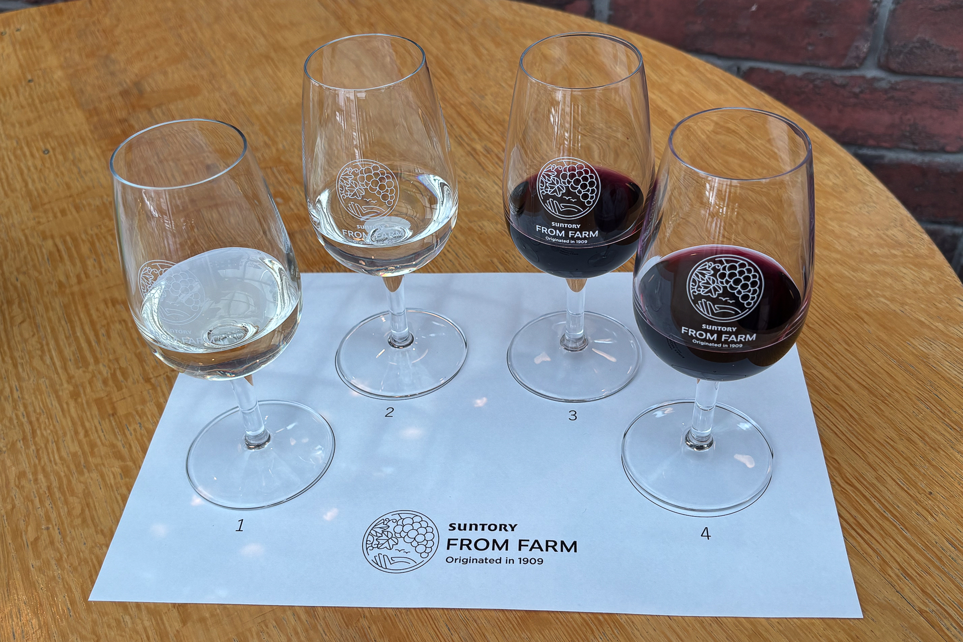 「SUNTORY FROM FARM」の「登美の丘 甲州 2023」「登美 甲州 2023」「登美の丘 赤 2022」「登美 赤 2021」