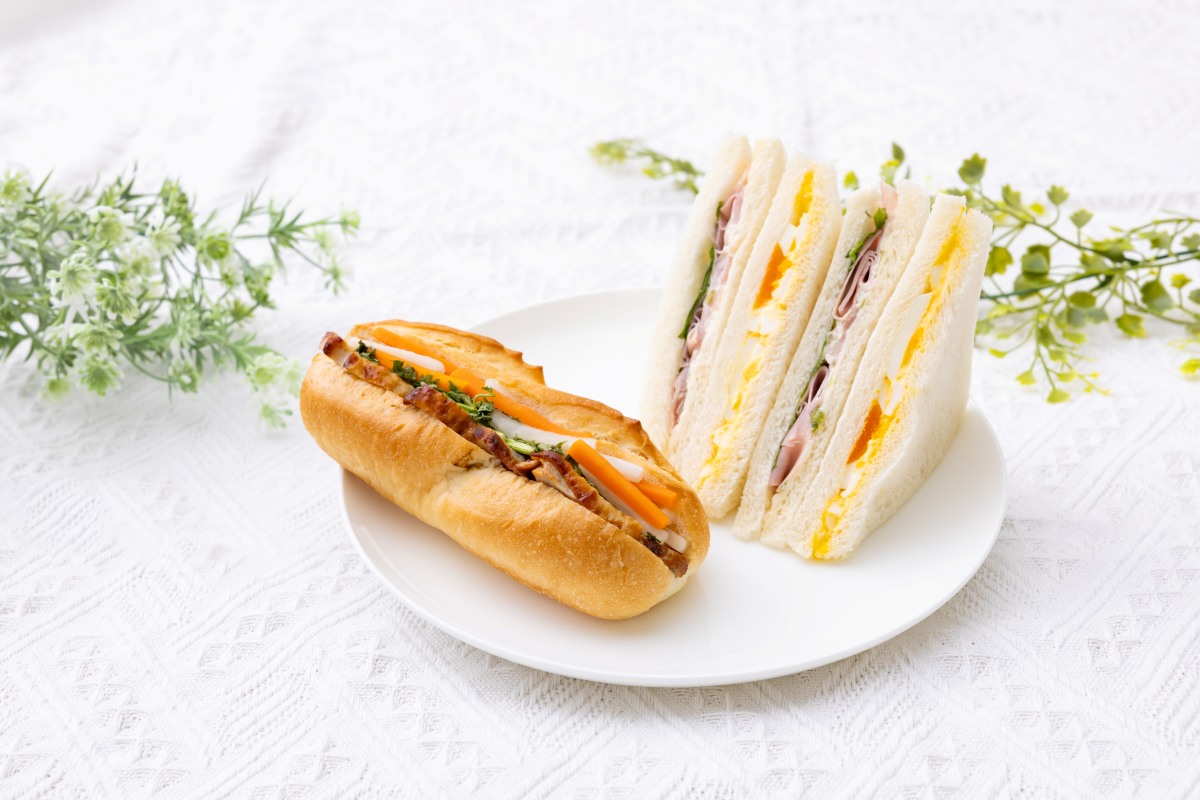 セブン-イレブンの「ローストチキンと野菜のバインミー」（左）と「BIG ハムとたまご」（右）