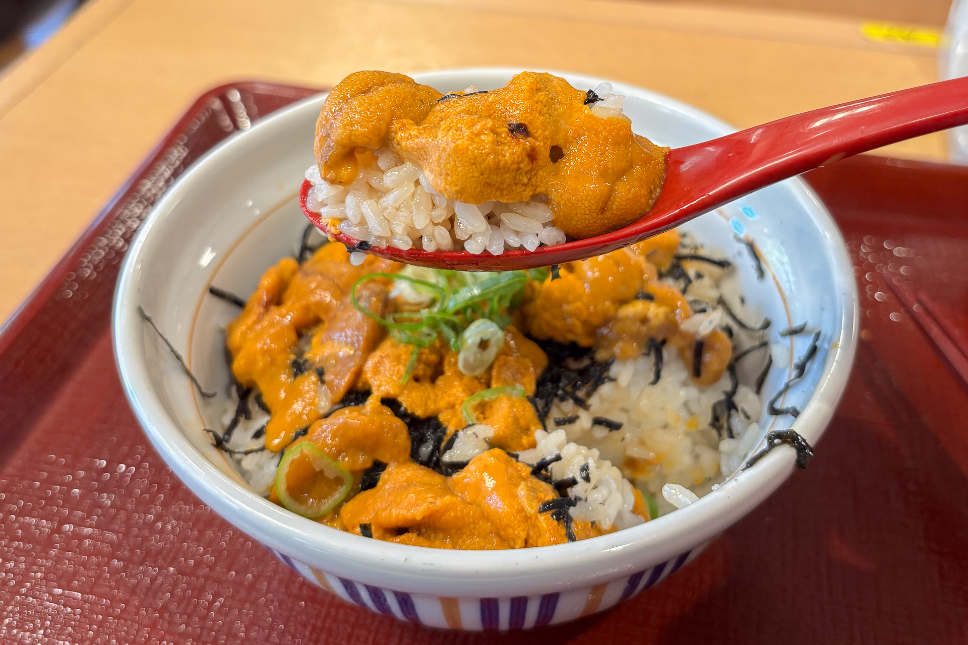 ウニをスプーンでわしわしと食べる幸せ