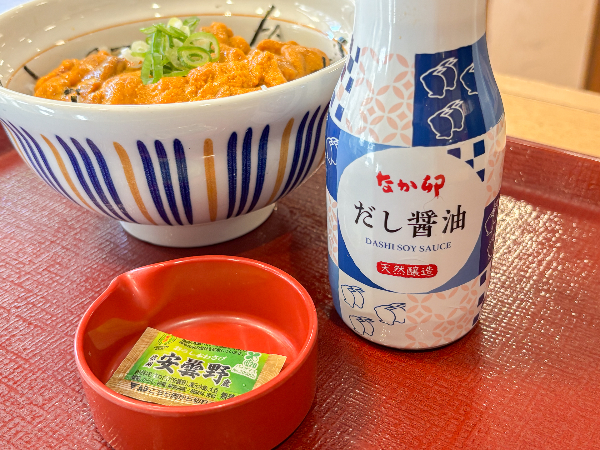 おすすめの卓上のだし醤油をかけていただきます