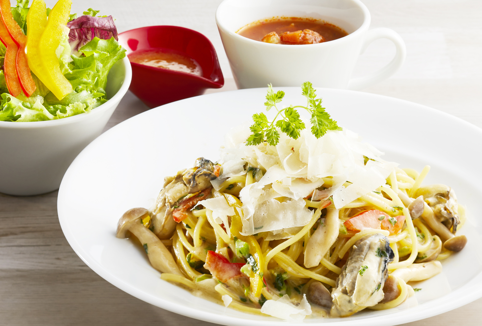 「濃厚ポルチーニクリームと牡蠣の贅沢生パスタ」（1859円）