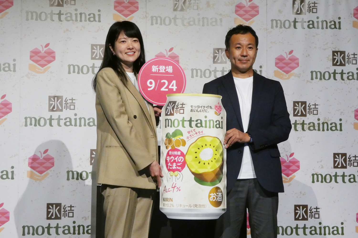 キリンビール株式会社 マーケティング部 氷結ブランドマネージャー 加藤麻里子氏（左）と株式会社セブン-イレブン・ジャパン 商品本部 飲料・酒・加工食品部 シニアマーチャンダイザー 上條智氏（右）