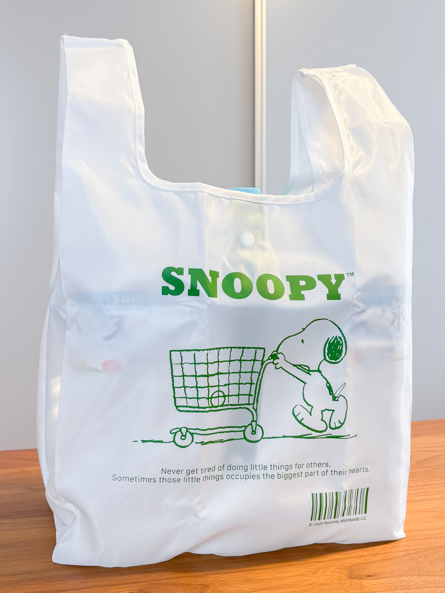 ファミマ×PEANUTS「スヌーピー レジ袋風エコバッグ」