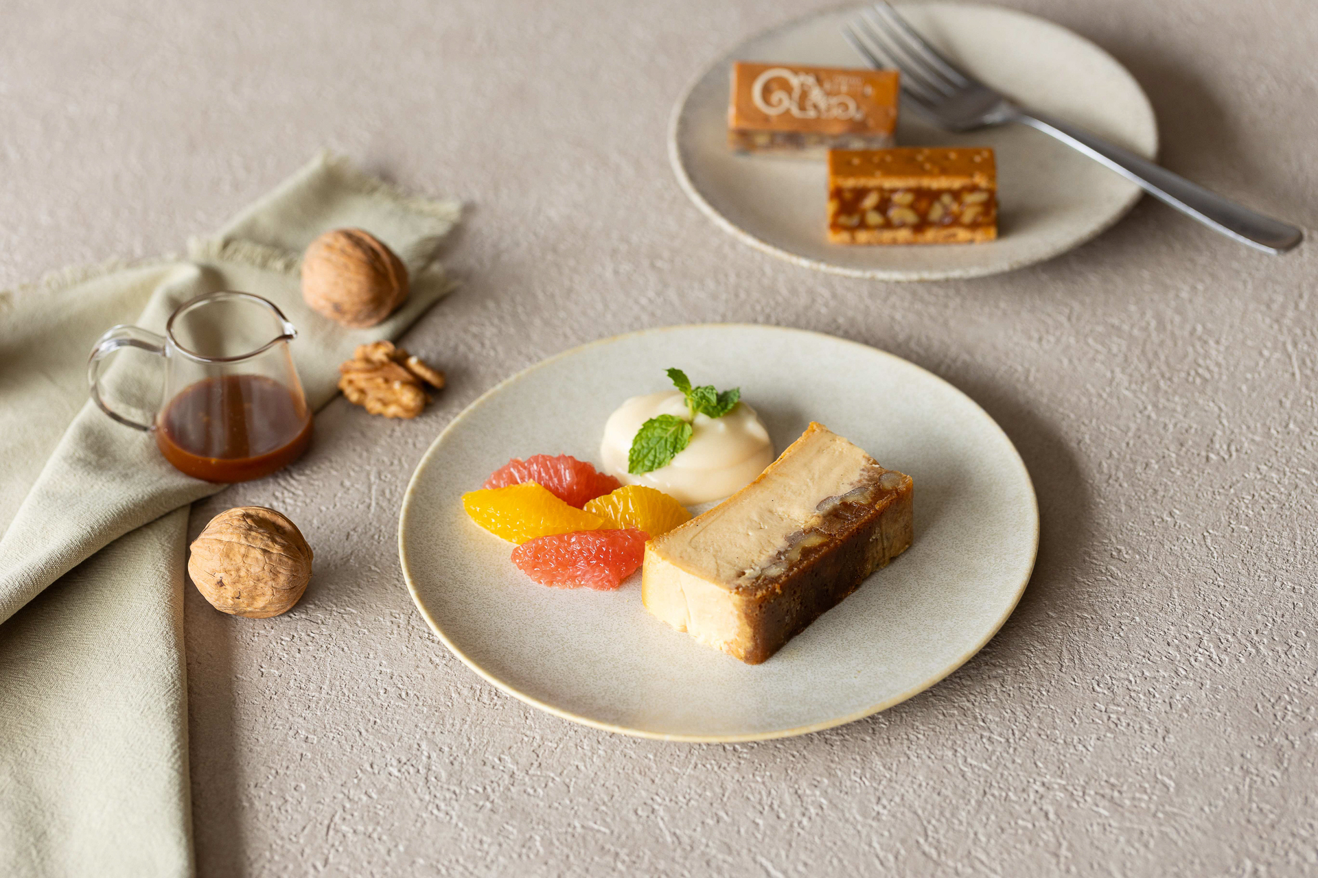 小町横路店カフェでは年10月3日～11月上旬ごろまで、カフェ限定メニュー「Mr. CHEESECAKE クルミッ子 白あんカラマンシークリーム」（1,595円）を各日数量限定で販売