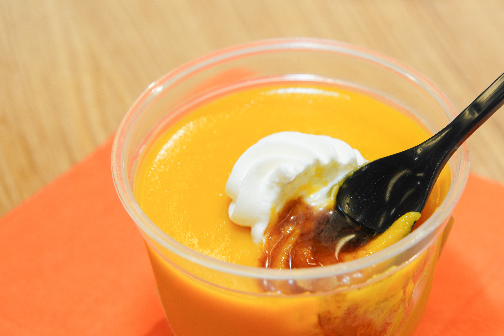 下から甘いカラメルが登場する