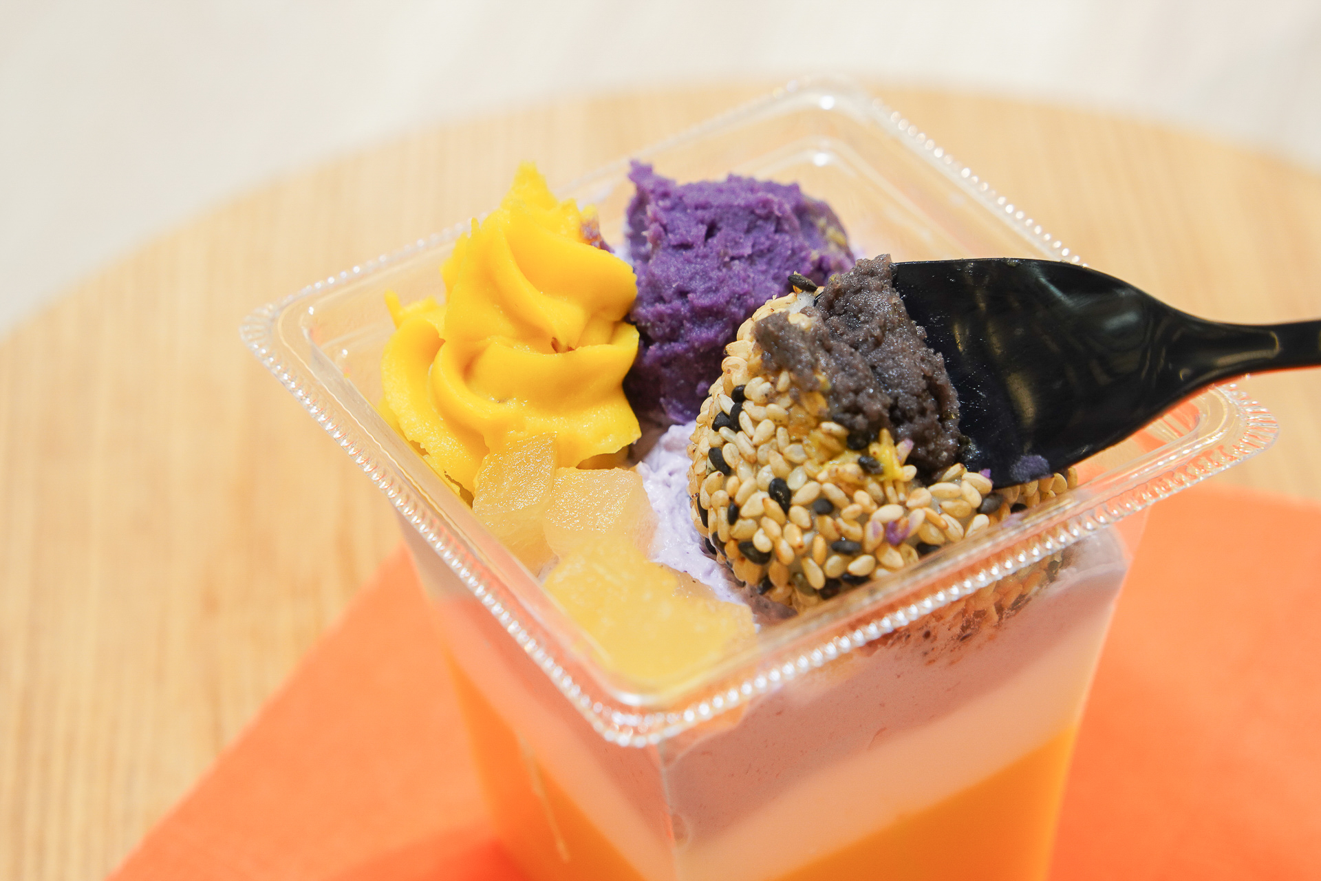 胡麻団子にはシッカリあんこ入り