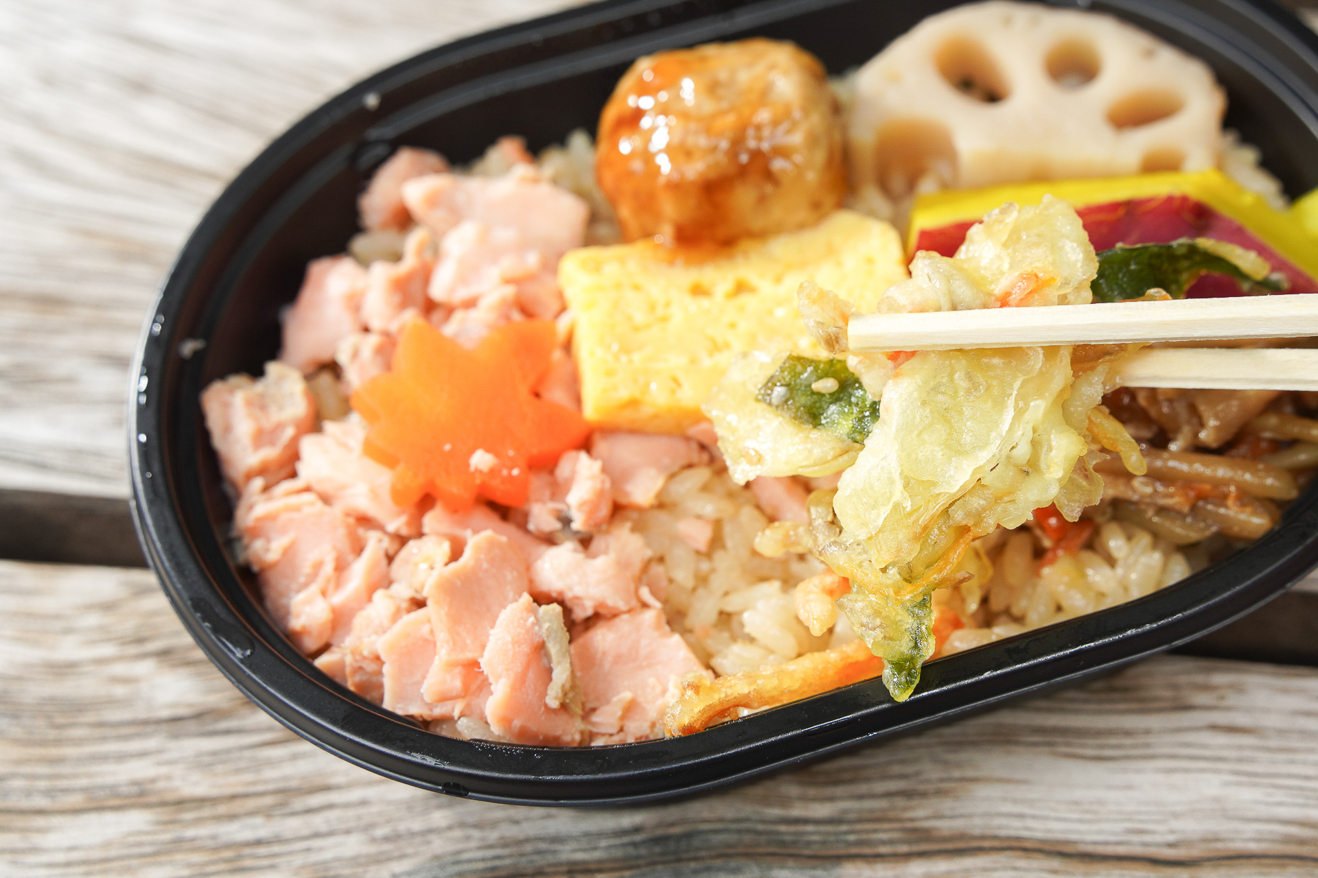 秋鮭のおだしで炊いたご飯の上に6種類の具が乗る