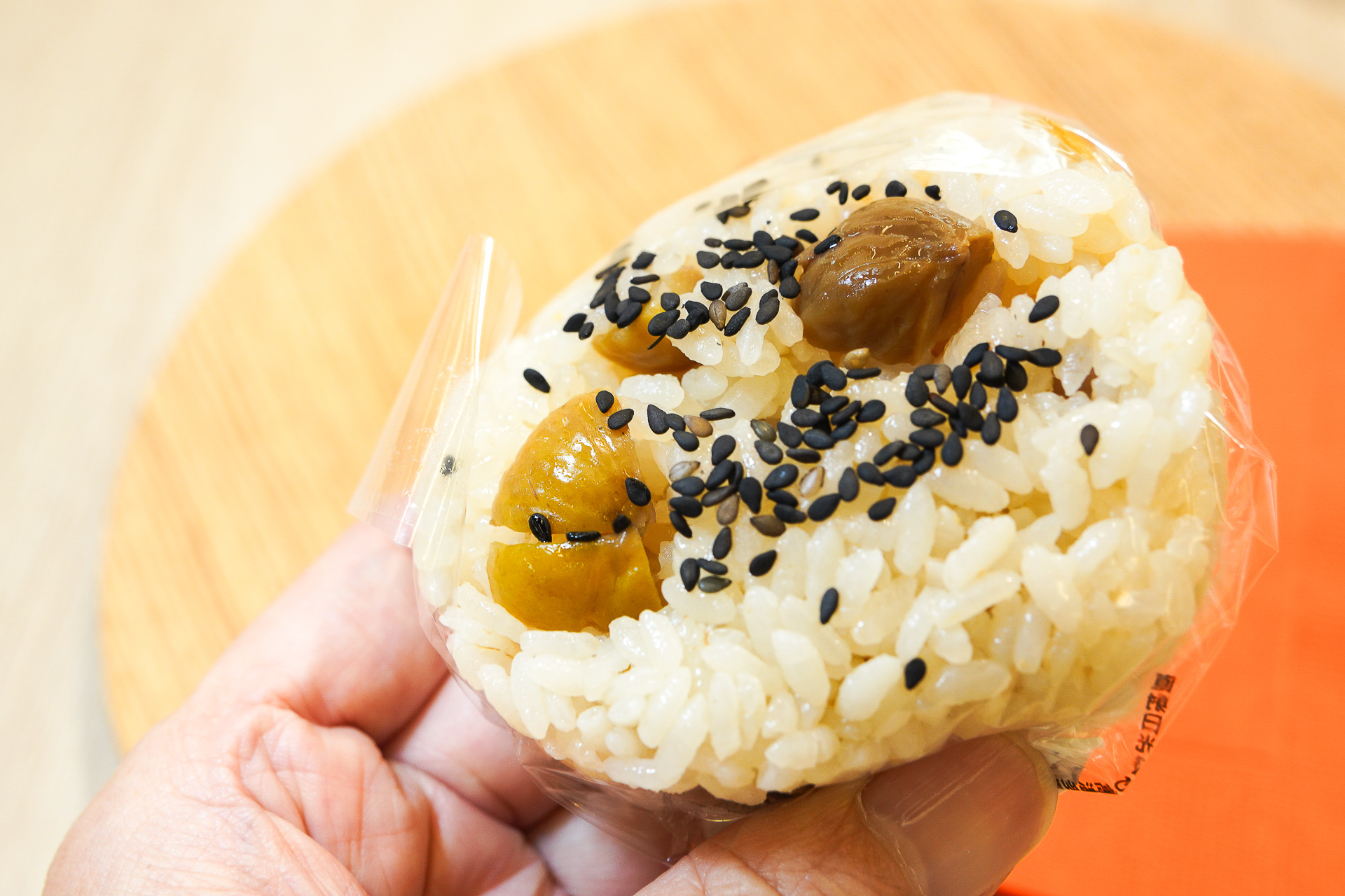 「栗炊き込みご飯おむすび」には大きな栗がゴロゴロ入っている