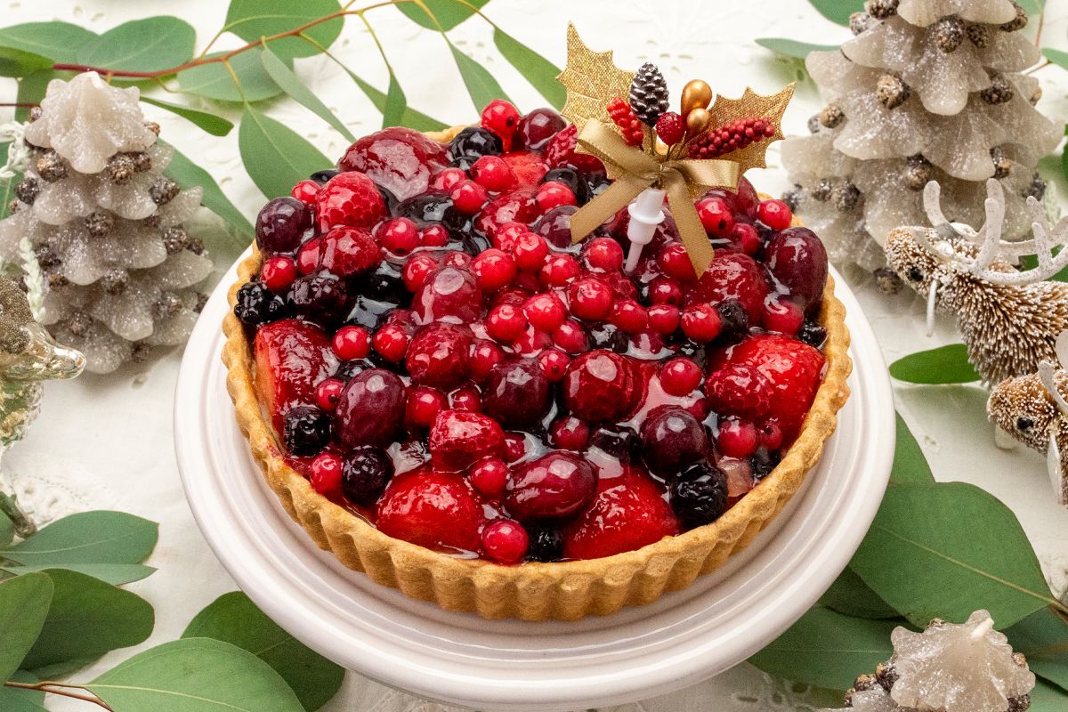 甘酸っぱいフルーツとサワークリームのタルト