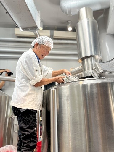 前田会長、ビールの仕込みに参加