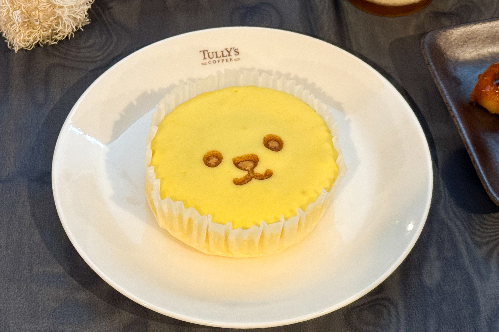 お月見ベアフルのスチームケーキ。焼き印でベアフルの顔が描かれている