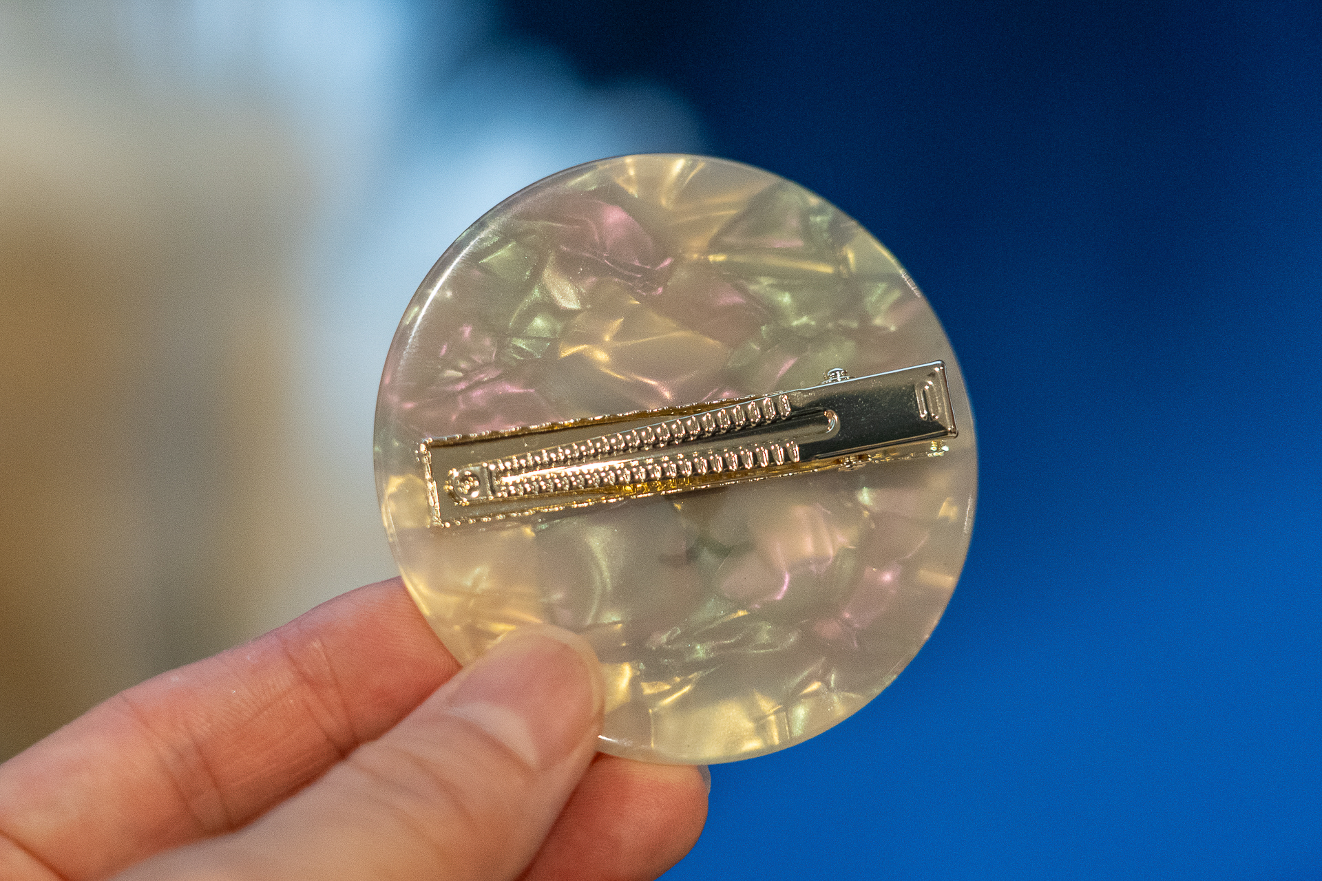 直径6.5cm。髪につけると存在感バツグン