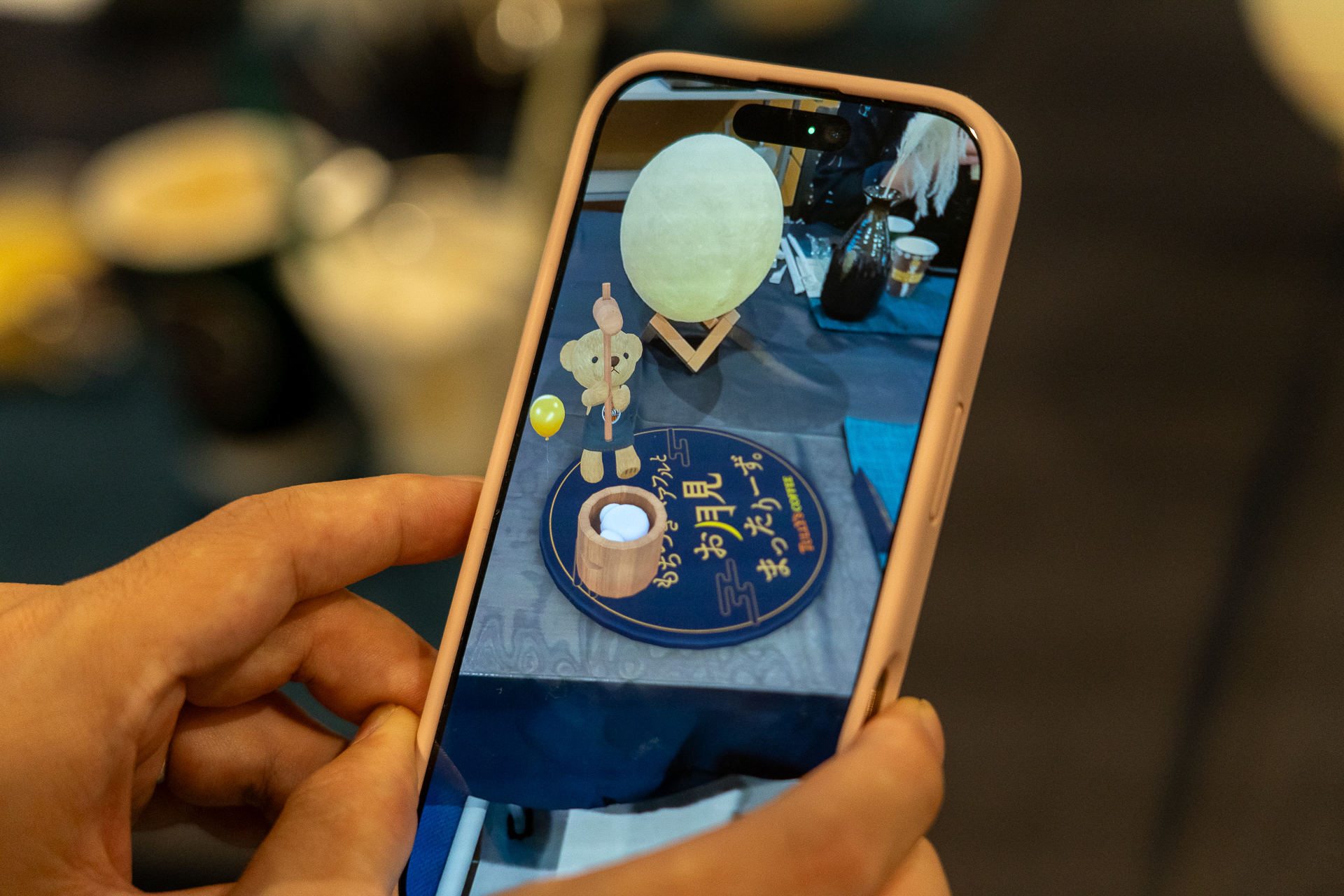 机や床の上でスマホを動かすと、餅つきをするベアフルが出現する