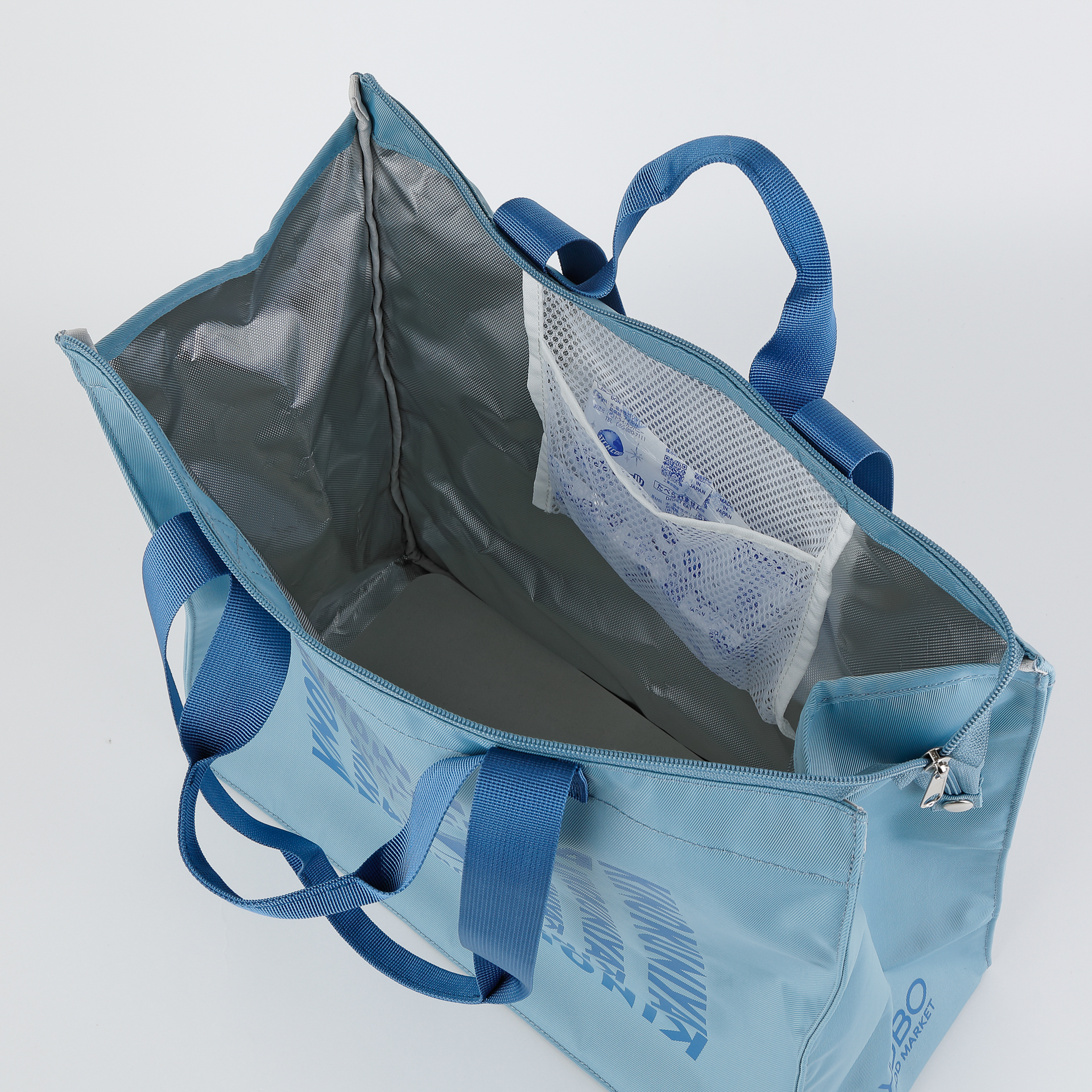 保冷材用のメッシュポケットを備えている