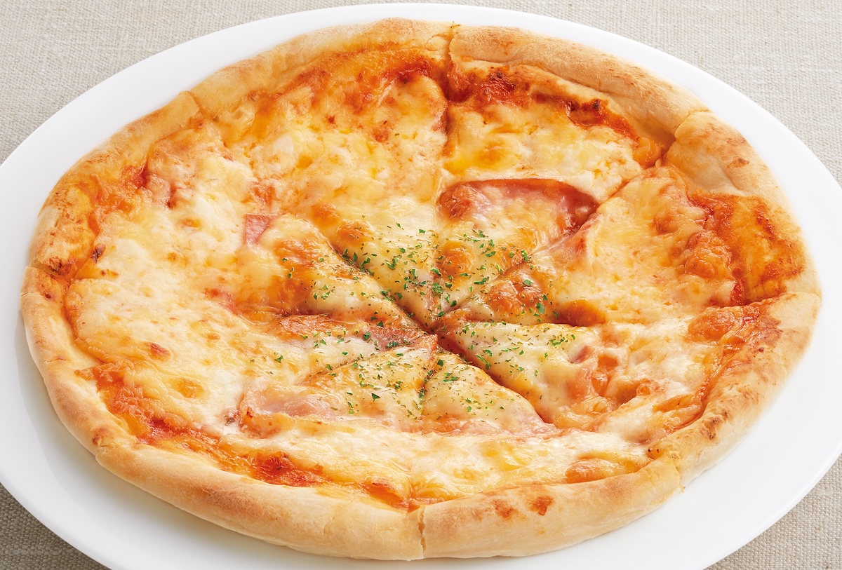 たっぷり3種チーズと旨みベーコンのクリーミーピザ（北海道産マスカルポーネ使用）